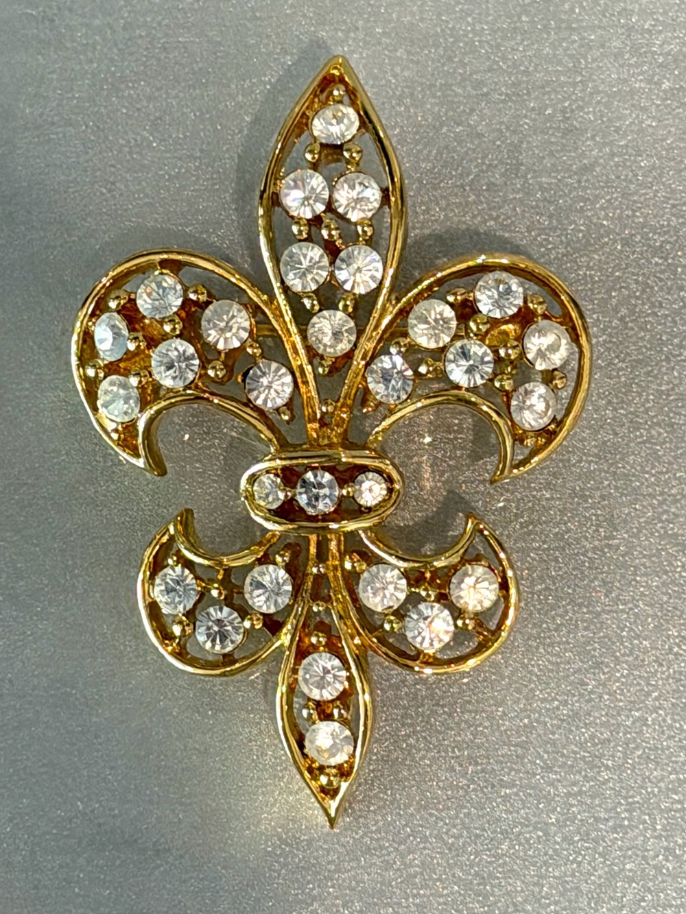 NWOT Vintage Goldtone Fleur-De-Lis Rhinestone Brooch, Openwork